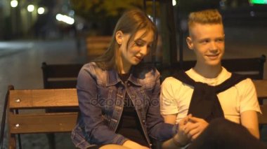 Adam kıza konuşuyor