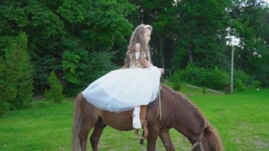 Küçük kız bir midilli sürme