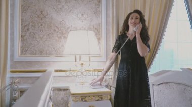 Kız telefonda konuşuyor.