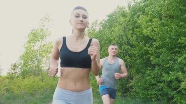 Kız adamla çalışıyor