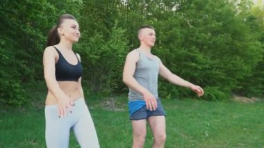 Adam sıcak bir kızla