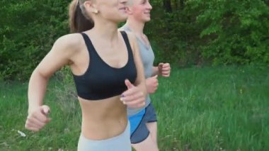 Kız adamla çalışıyor