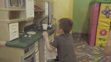 küçük mutfak mobilya ile çocuk oyun