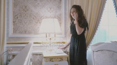 Kız telefonda konuşuyor.