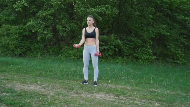 Het meisje is trainen met een halter — Stockvideo