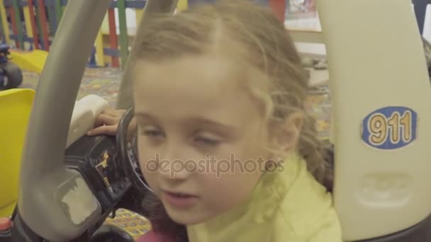 Meisje gaat voor een rit met de auto — Stockvideo