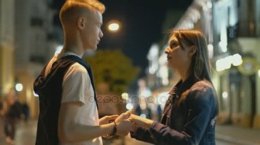 genç bir çift söz