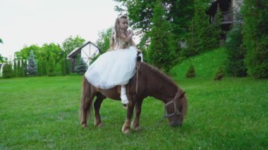 Küçük kız bir midilli sürme