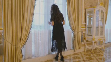 Kız pencereden görünüyor