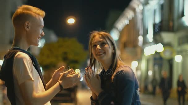 Casal jovem falando — Vídeo de Stock