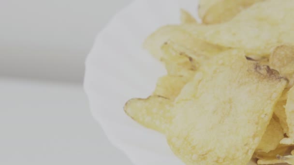 Картофельные чипы в тарелке — стоковое видео
