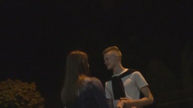 genç bir çift söz