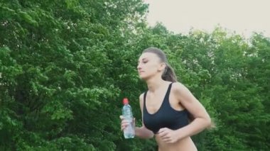 Kırsal kesimde çalışan kız