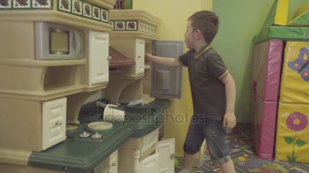 Bambino in cucina — Video Stock