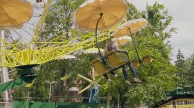 Anne ve kızı atlıkarınca binmek