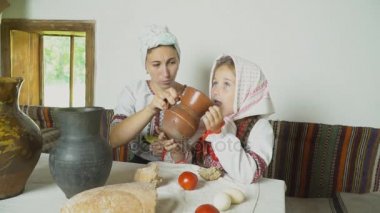 Anne ve kızı masada olduğunu