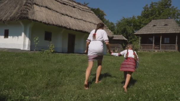 Матір з дочкою біля будинку — стокове відео