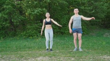 Adam sıcak bir kızla