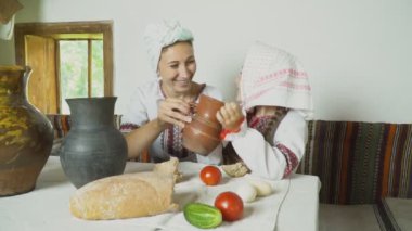 Anne ve kızı masada olduğunu