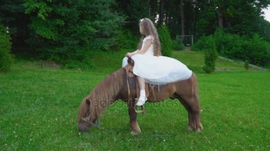 Küçük kız bir midilli sürme