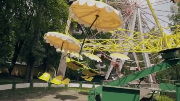 Mutter und Tochter fahren Karussell — Stockvideo