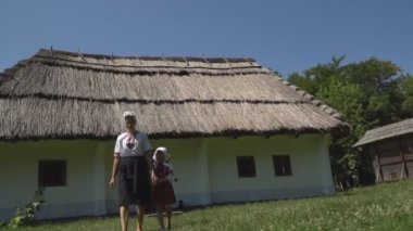 Anne ile kızı evin yanında