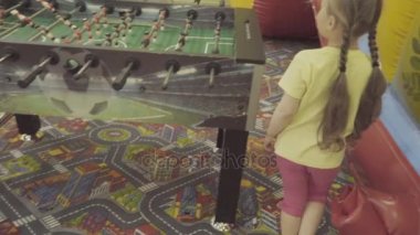 çocuk masa futbolu oynamak