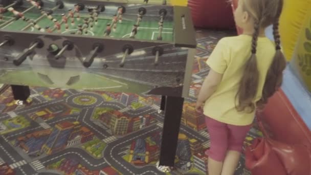 A gyermekek játszani csocsó — Stock videók