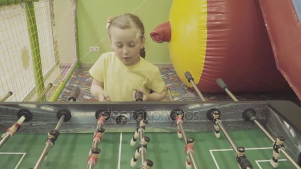 Lány játék asztali foci — Stock videók