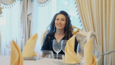 Kız masada oturuyor