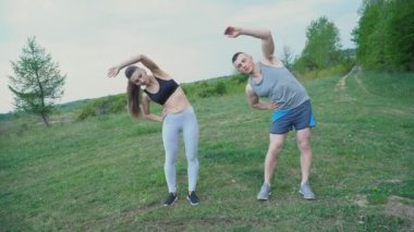 Adam sıcak bir kızla