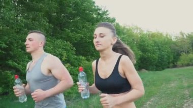 Kız adamla çalışıyor