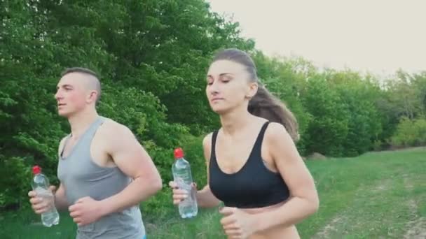 Хлопець з дівчиною біжить — стокове відео