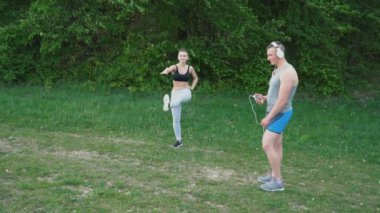 Bir ısınma ve kulaklıklar giyen bir adam kız