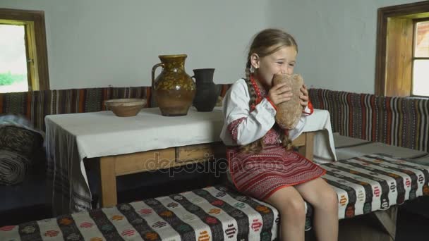 Девушка ест хлеб — стоковое видео