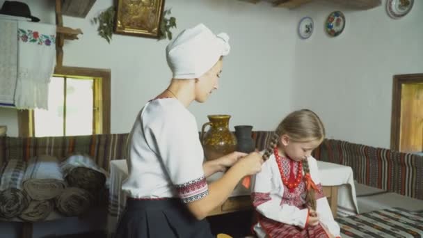 Mum combing her daughters hair — Stock Video