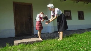kızı su anneler ellerinin üzerinde dökülen.