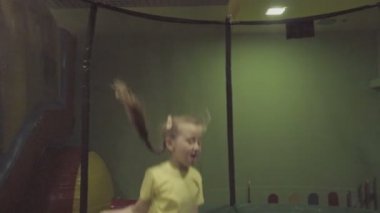 Trambolinde Atlayan Çocuklar