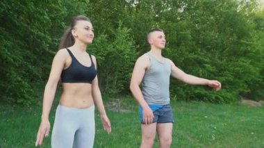 Adam sıcak bir kızla