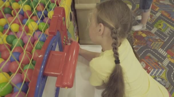 Niño juega en la habitación de los niños — Vídeo de stock