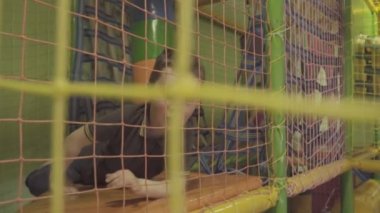 Küçük çocuk oyun bahçesinde oynuyor.