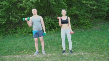 Bir halterle pratik Çift