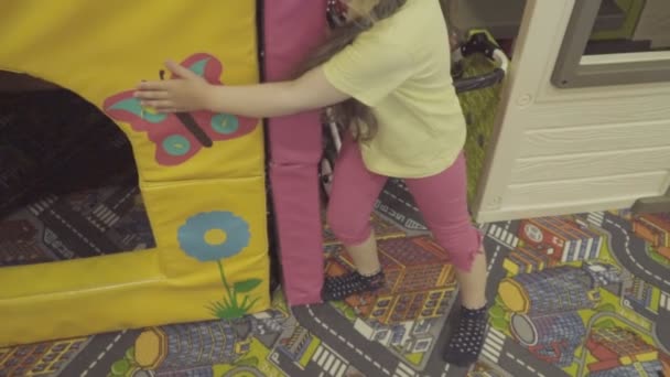 Menina brincando com casa — Vídeo de Stock