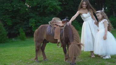 Anne kızı ve midilli atı ile