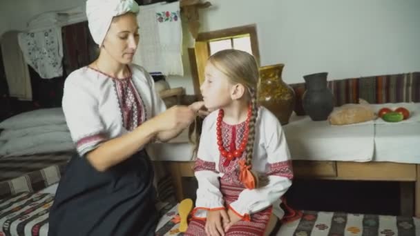 Czesanie włosów jej córek Mama — Wideo stockowe