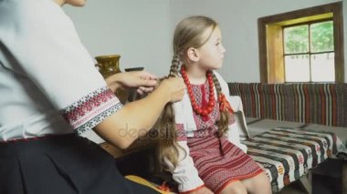 Annem onun kızı saç tarama