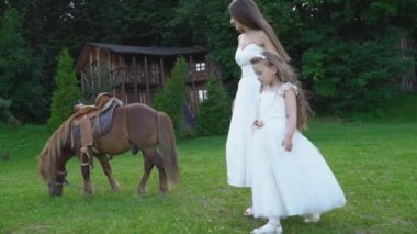 Anne kızı ve midilli atı ile