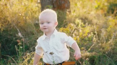 doğada küçük çocuk