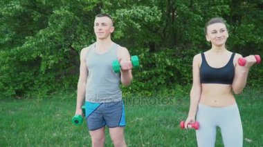 Bir halterle pratik Çift