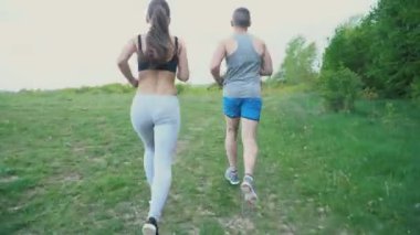 Kız adamla çalışıyor